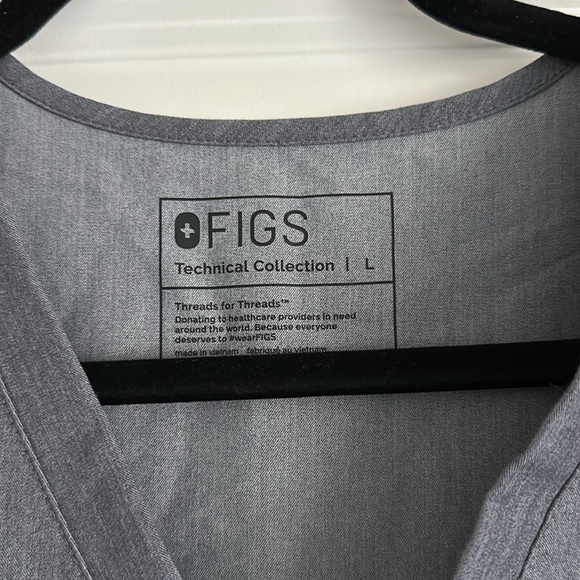 FIGS Women's Catarina One-Pocket Scrub Top - Picture 4 of 4